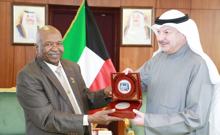  البروفيسور دفع الله يهدي درعا تذكارية للوكيل السريع ﻿
