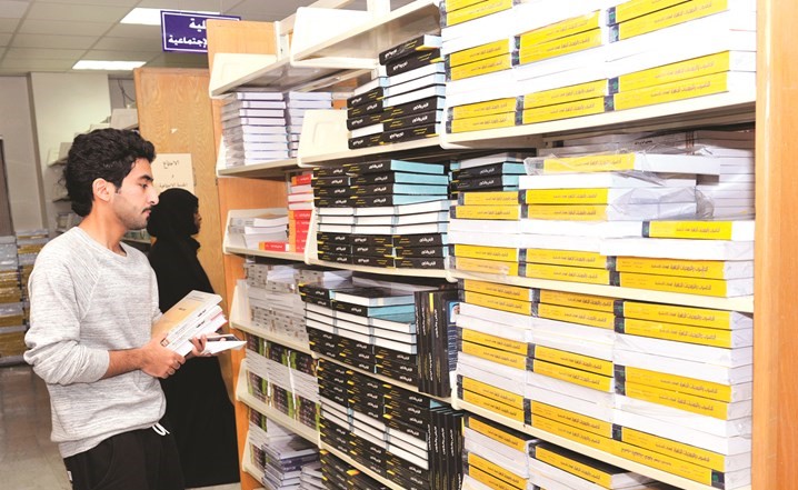 إدارة مكتبة الطالب الجامعي افتتحت خيمة بيع الكتب الدراسية للفصل الدراسي الثاني 2016/2017