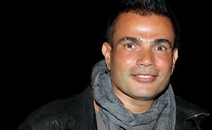 بالفيديو.. شاهد خجل عمرو دياب في أول مقابلة تلفزيونية له منذ 33 عاما