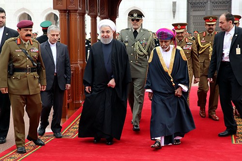  السلطان قابوس خلال استقباله الرئيس الإيراني حسن روحاني