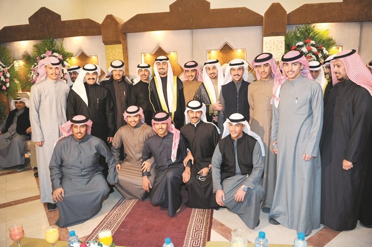 المعرسان مبارك وشاهين الجلاهمة مع الأهل في لقطة للذكرى﻿