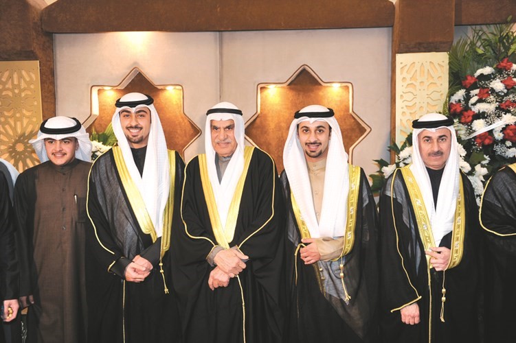 أحمد السعدون متوسطا سالم الجلاهمة وولديه المعرسين مبارك وشاهين الجلاهمة وحمد لافي﻿