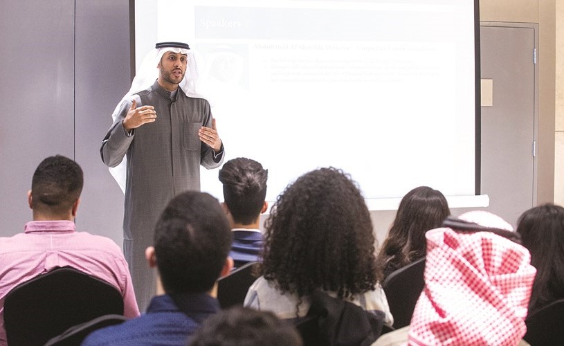 عبداللطيف الشارخ متحدثا للطلاب﻿