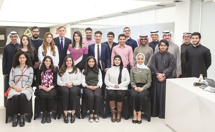 صورة جماعية للطلاب مع موظفي صناعات الغانم﻿