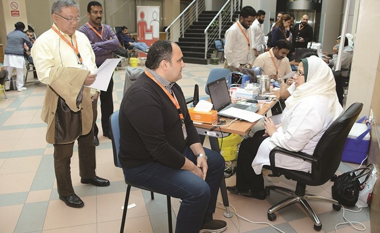 عدد من موظفي الشركة يستعدون للتبرع بالدم﻿