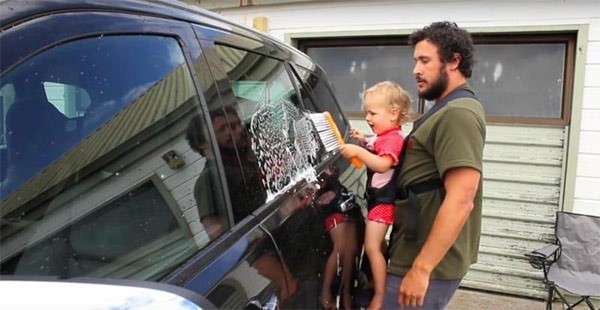 بالفيديو.. كل ما تحتاجه لتنظيف السيارة.. ماء وصابون وطفل!