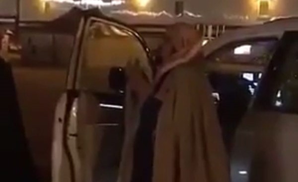 بالفيديو.. عبدالعزيز بن فهد يترجل من سيارته أثناء هطول الأمطار ليرفع يده بالدعاء