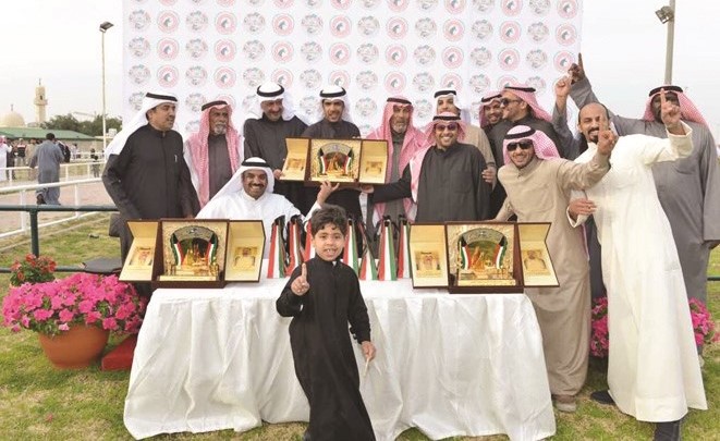 رئيس الهيئة العليا لسباقات الخيل صالح الحميضي مع الحائزين المكرمة الأميرية﻿