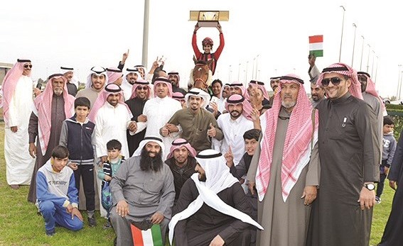 الفائز باللقب وسط مشجعي الاسطبل ﻿