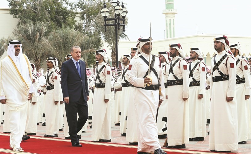  أمير قطر والرئيس التركي يستعرضان حرس الشرف قبيل مباحثاتهما في الدوحة امس	(رويترز) ﻿