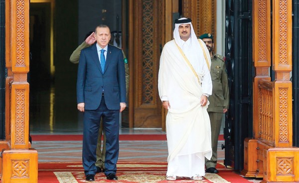 الشيخ تميم بن حمد آل ثاني أمير قطر والرئيس التركي رجب طيب أردوغان خلال الاستقبال الرسمي في الدوحة 	 			(أ.ف.پ)