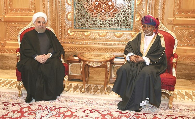 السلطان قابوس بن سعيد والرئيس الإيراني حسن روحاني خلال مباحثاتهما في مسقط أمس	(رويترز)﻿