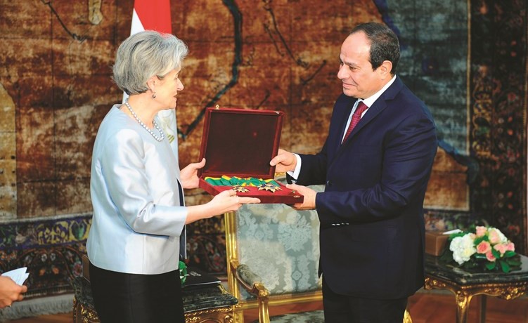 السيسي يسلم إيرينا بوكوفا وسام الجمهورية ﻿