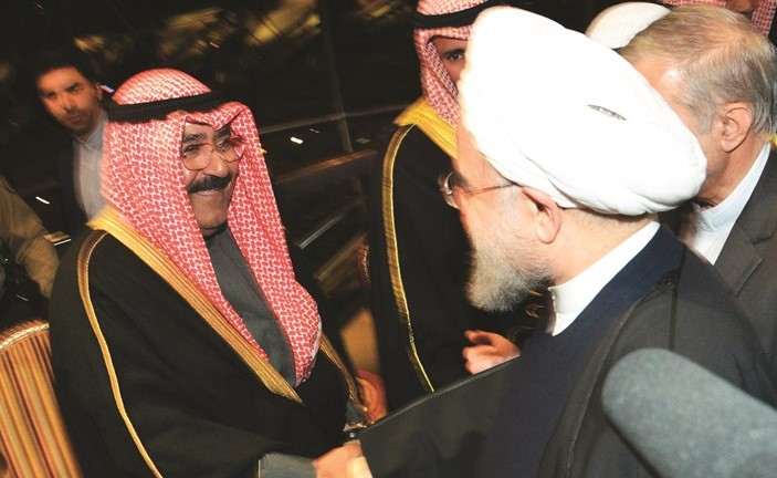 الشيخ مشعل الاحمد مستقبلا الرئيس الايراني ﻿