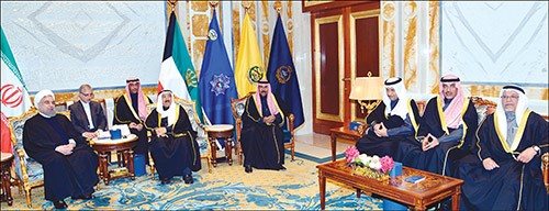 صاحب السمو الأمير الشيخ صباح الأحمد والرئيس الإيراني د.حسن روحاني وسمو ولي العهد الشيخ نواف الأحمد وسمو رئيس الوزراء الشيخ جابر المبارك والشيخ صباح الخالد والشيخ علي الجراح خلال المباحثات الثنائية