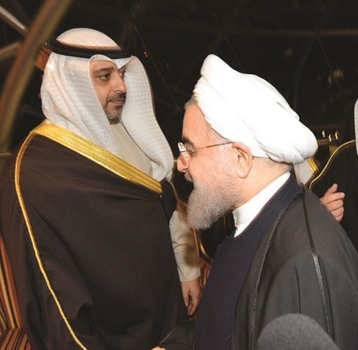الشيخ محمد العبدالله مصافحا الرئيس د.حسن روحاني ﻿