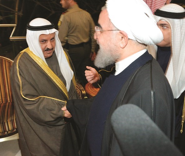 الرئيس الإيراني مصافحا محمد شرار ﻿