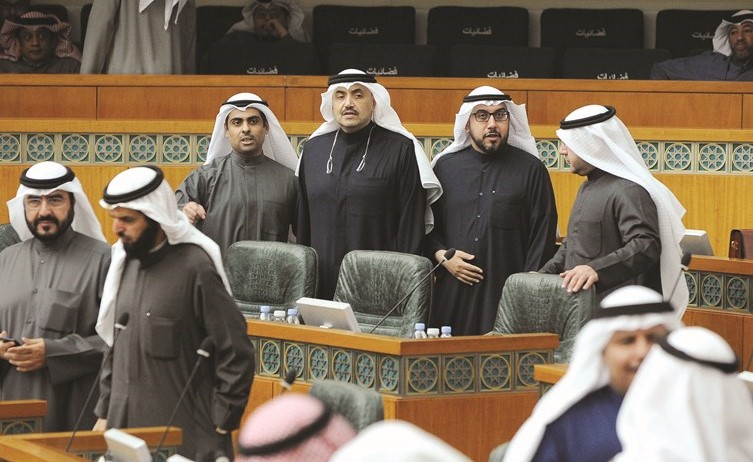 د. عبدالكريم الكندري واسامة الشاهين ومحمد المطير ورياض العدساني ود. عادل الدمخي وسعدون حماد أثناء الجلسة﻿