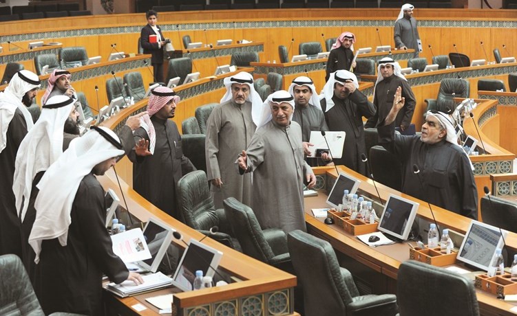 مشادة كلامية بين عدنان عبدالصمد ود. وليد الطبطبائي بعد رفع جلسة أمس ﻿