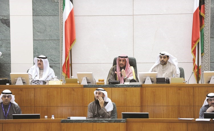 الرئيس مرزوق الغانم ونائبه عيسى الكندري والشيخ محمد العبدالله أثناء الجلسة وتبدو الأمانة العامة	(هاني الشمري)﻿
