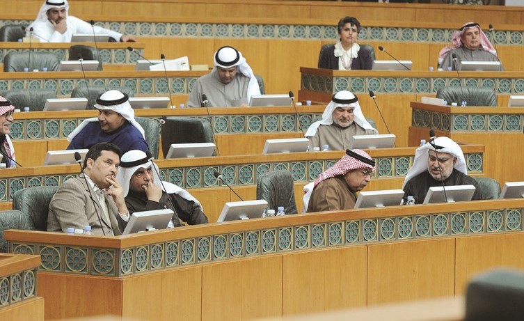 الشيخ خالد الجراح ود.فالح العزب ود.جمال الحربي وخليل الصالح أثناء الجلسة﻿
