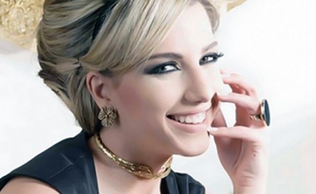بالصور .. هل تذكرون مغنية "انا دانا انا دندن"؟ شاهدوا كيف أصبحت مع ابنيها!