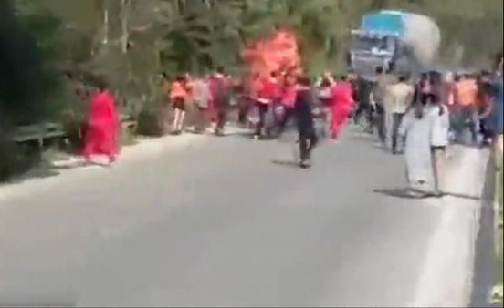 بالفيديو.. لحظات قاتلة في احتفال ديني