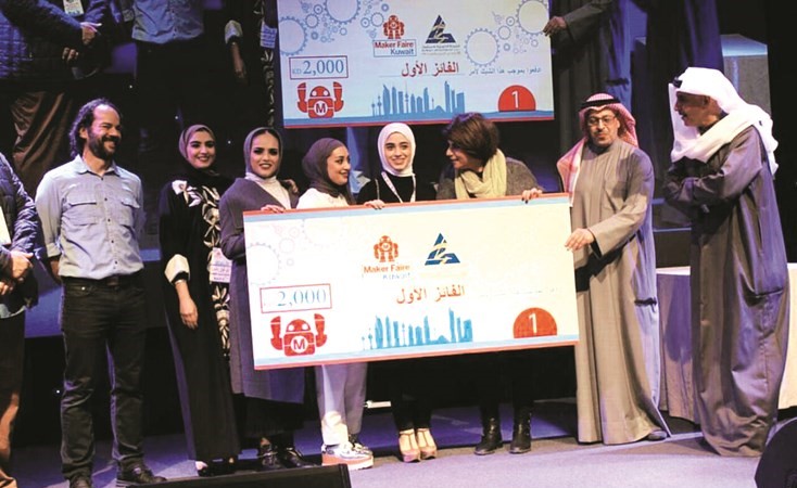 تقديم الشيك للفائز الاول صاحبات مشروع جهاز كشف جروح مرضى السكري﻿