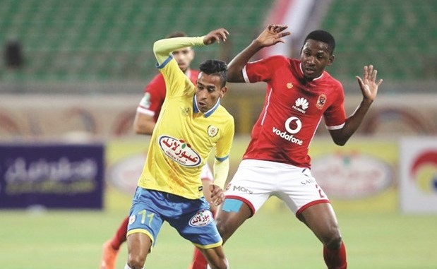 محاولة لانتزاع الكرة من محترف الاهلي أجاي ﻿