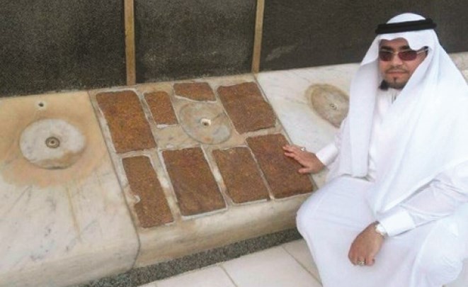 8 قطع مرمر بجوار باب الكعبة