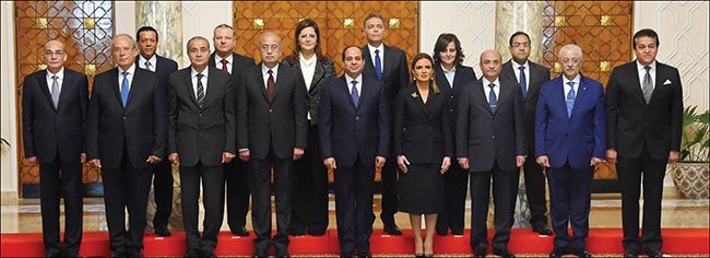 الرئيس عبدالفتاح السيسي في صورة جماعية مع الوزراء الجدد ونوابهم عقب ادائهم اليمين الدستورية امس