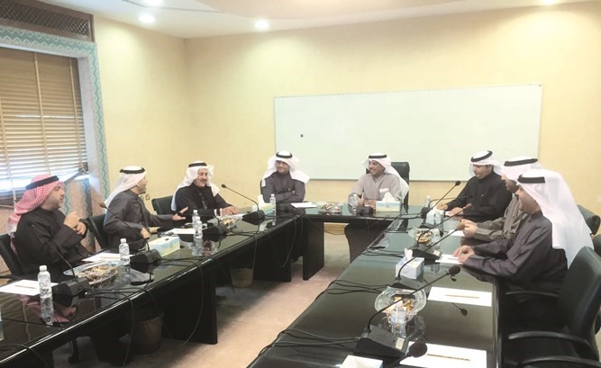 مهلهل الخالد خلال ترؤسه الاجتماع﻿