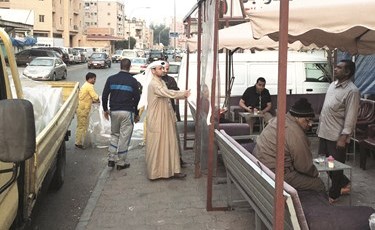 ازالة احد المقاهي المخالفة﻿