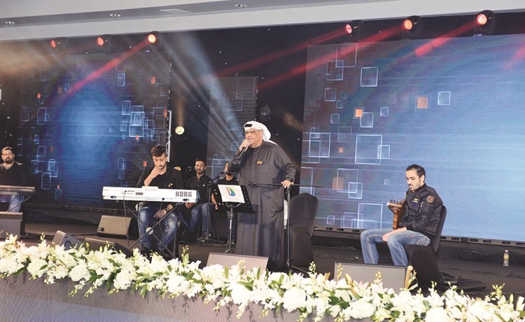 الفنان نبيل شعيل يشدو خلال الحفل ﻿