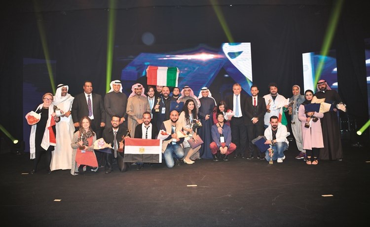 لقطة جماعية للفائزين بجوائز الدورة السابعة لمهرجان الكويت الدولي للمسرح الاكاديمي ومعهم د. فهد الهاجري ود. راجح المطيري والشيخ جاسم آل ثاني ولجنة التحكيم	(فريال حماد)﻿