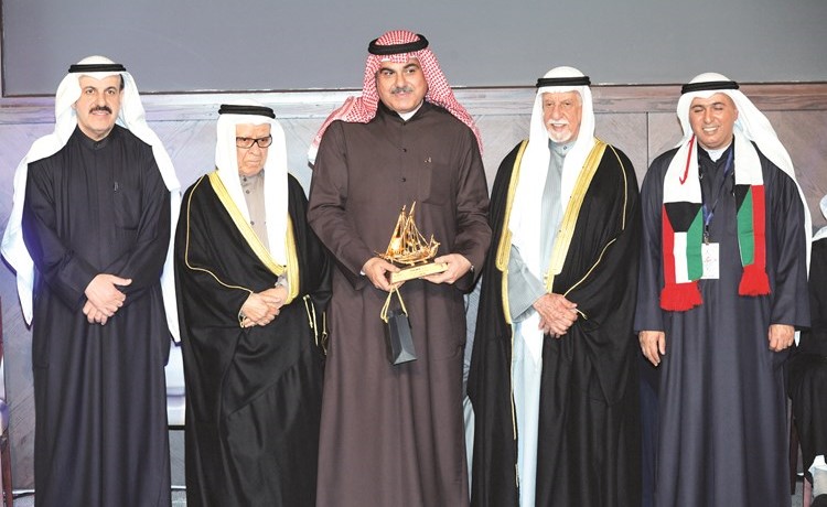 تكريم الفنان عبدالحسين عبدالرضا يتسلمه نجله عدنان عبدالحسين﻿