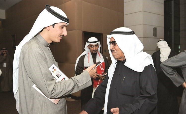 العم خليفة الراشد متحدثا للزميل عبدالله الراكان﻿