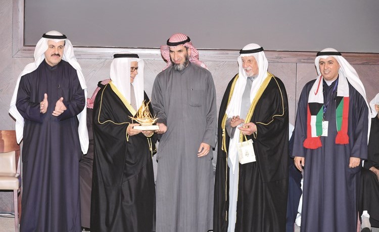 تكريم العم عبدالرحمن المزروعي يتسلمه د.عبدالله المزروعي﻿