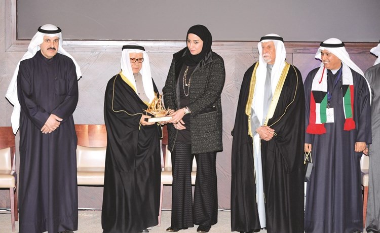تكريم د.سعاد الصباح تتسلمه كريمتها الشيخة أمنية العبدالله المبارك﻿