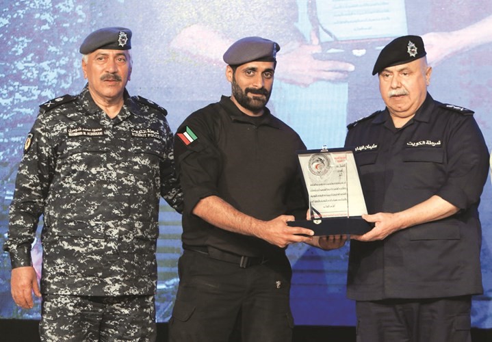 الفريق سليمان الفهد واللواء محمود الدوسري يكرمان أحد الفائزين ﻿