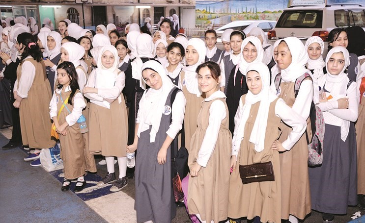 صورة أرشيفية لفرحة الطالبات السوريات بالعودة الى التعليم بدعم كويتي﻿