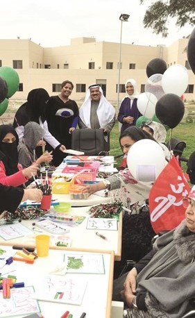  د. صلاح الشايجي والفنانة هيا الشعيبي خلال الفعالية﻿