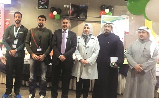 د. شجاع العنزي ود. نوال القعود مع اخصائي التغذية والمشاركين في اليوم التوعوي بمستشفى زين﻿