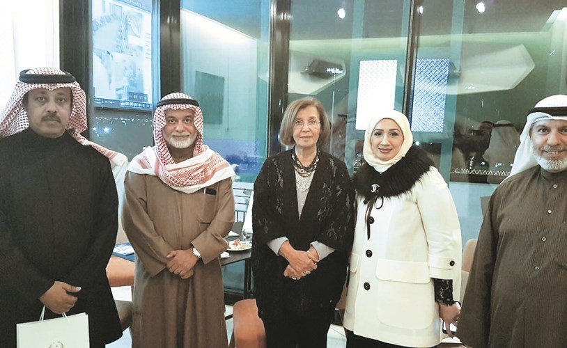 جمال النوري متوسطا مسلم السبيعي وليلى الغانم ومنيرة الكندري ووليد السيف خلال الحفل ﻿