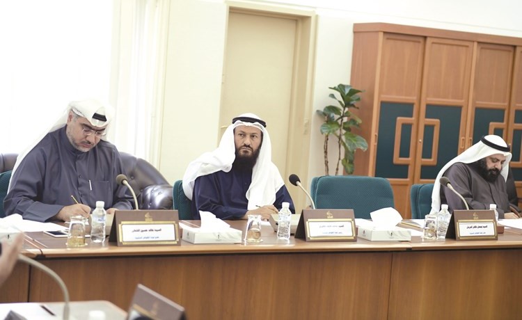 د.وليد الطبطبائي ومحمد هايف وخالد الشطي خلال اجتماع لجنة الظواهر السلبية﻿