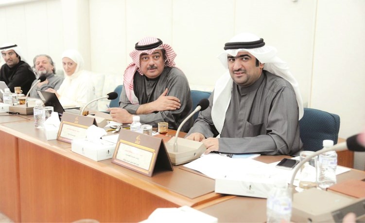 خالد الروضان اثناء اجتماعه واركان وزارته مع لجنة تحسين بيئة الأعمال﻿