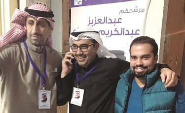 ‏عبد العزيز مال الله مع اثنين من فريقه الانتخابيفرحة بالفوز ﻿