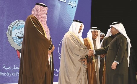 سمو رئيس الوزراء مصافحا فهد العجمي ﻿