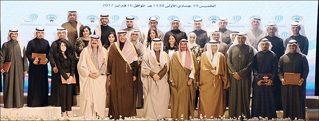 سمو رئيس الوزراء الشيخ جابر المبارك والشيخ صباح الخالد والشيخ د.محمد الصباح وخالد الجارالله والسفير عبدالعزيز الشارخ مع خريجي الدفعة الخامسة من متدربي معهد سعود الناصر الصباح الديبلوماسي