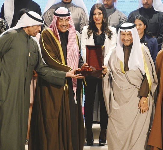 سمو رئيس الوزراء الشيخ جابر المبارك يتسلم هدية تذكارية من الشيخ صباح الخالد ﻿